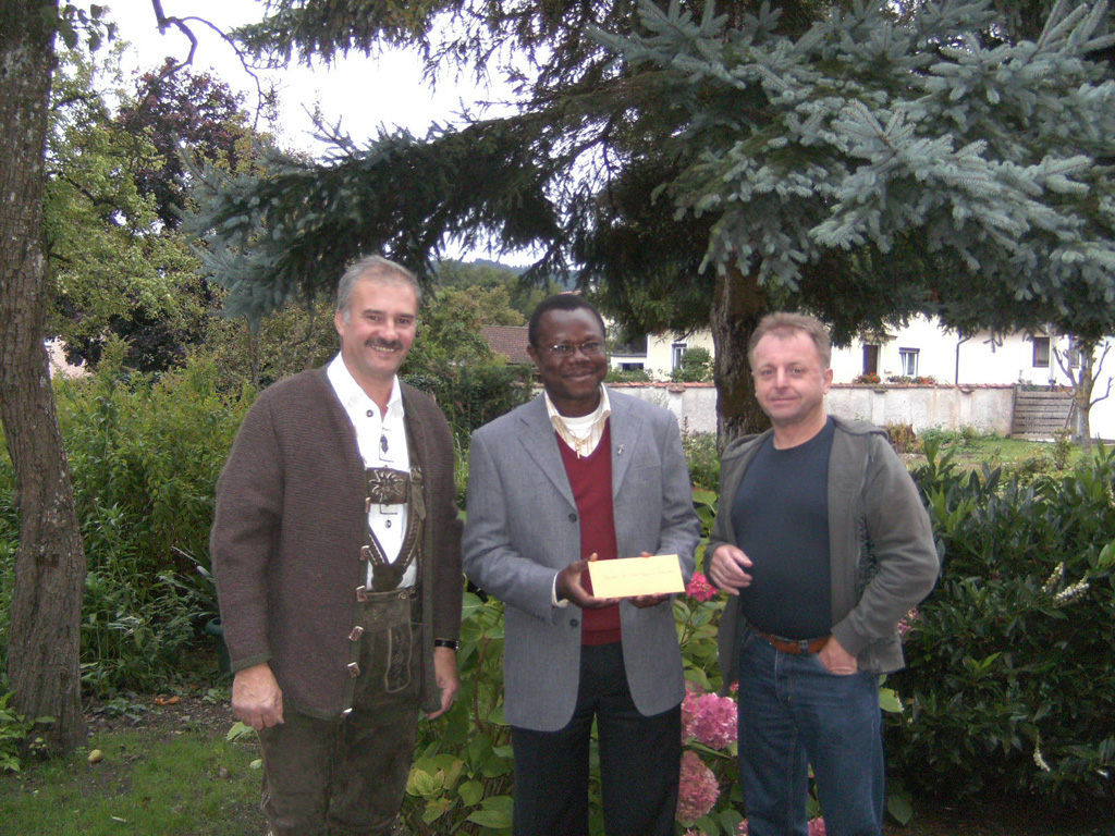 Spendenübergabe an Kaplan Moses